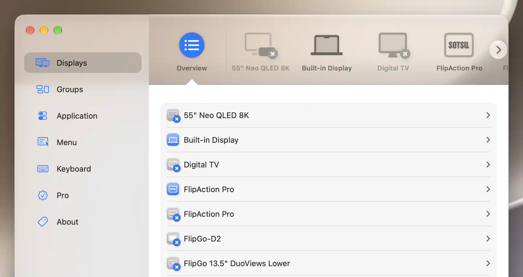 Displays Overview listing connected Built-in Display and FlipAction Pro alongside remembered offline physical displays